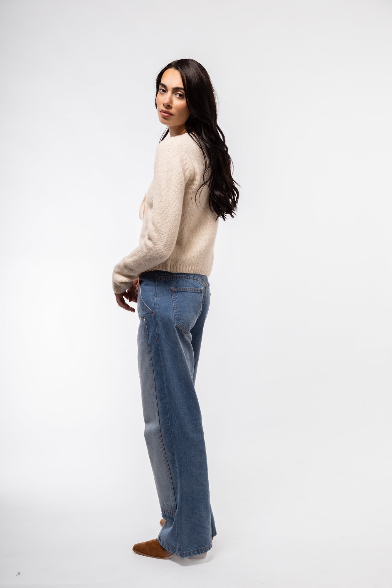 Ecru knit cardigan with tie closure – front-facing look