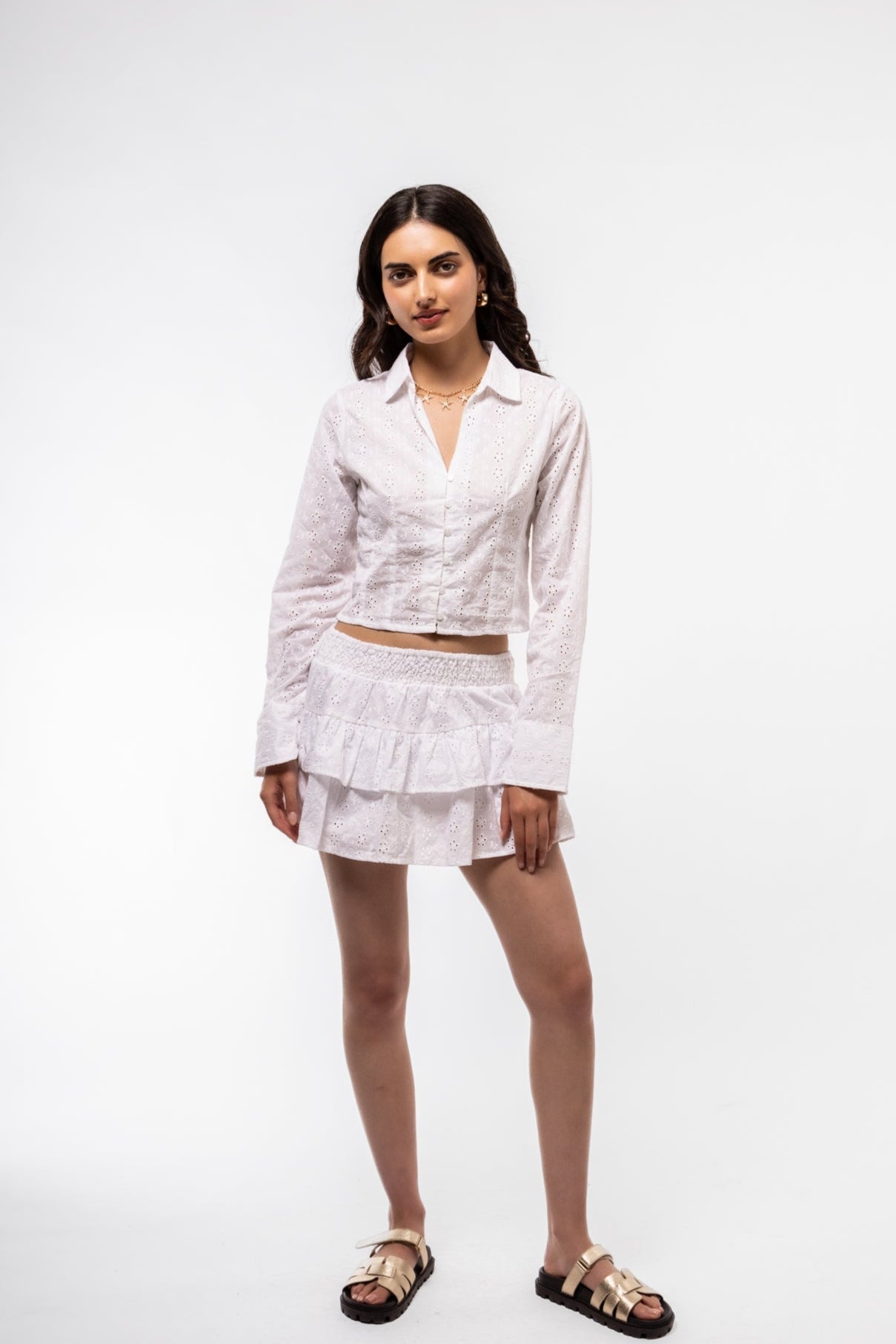 Cropped white broderie anglaise blouse with long sleeves – classic summer style