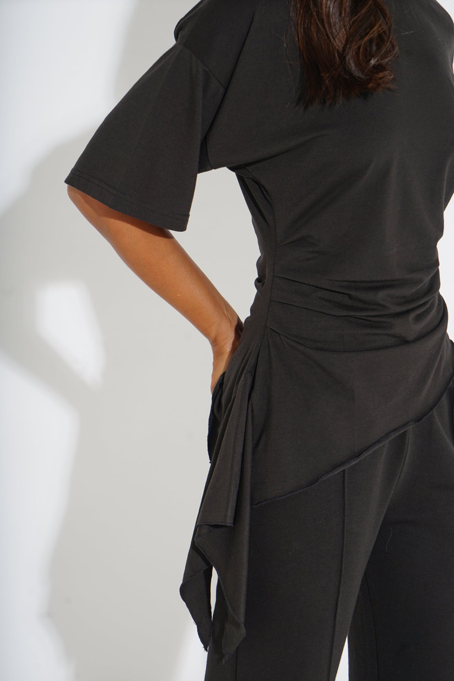 RUCHED TIE-SIDE ASYMMETRIC T-SHIRT SILKROAD DAUGHTERS