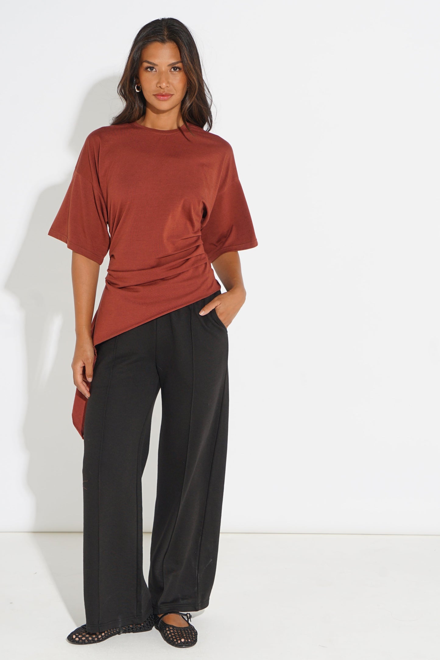 RUCHED TIE-SIDE ASYMMETRIC T-SHIRT SILKROAD DAUGHTERS