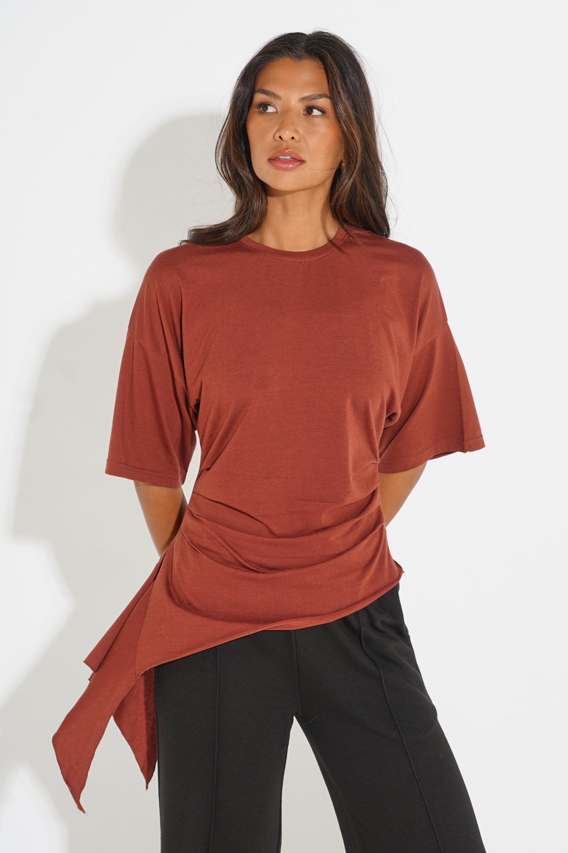 RUCHED TIE-SIDE ASYMMETRIC T-SHIRT SILKROAD DAUGHTERS