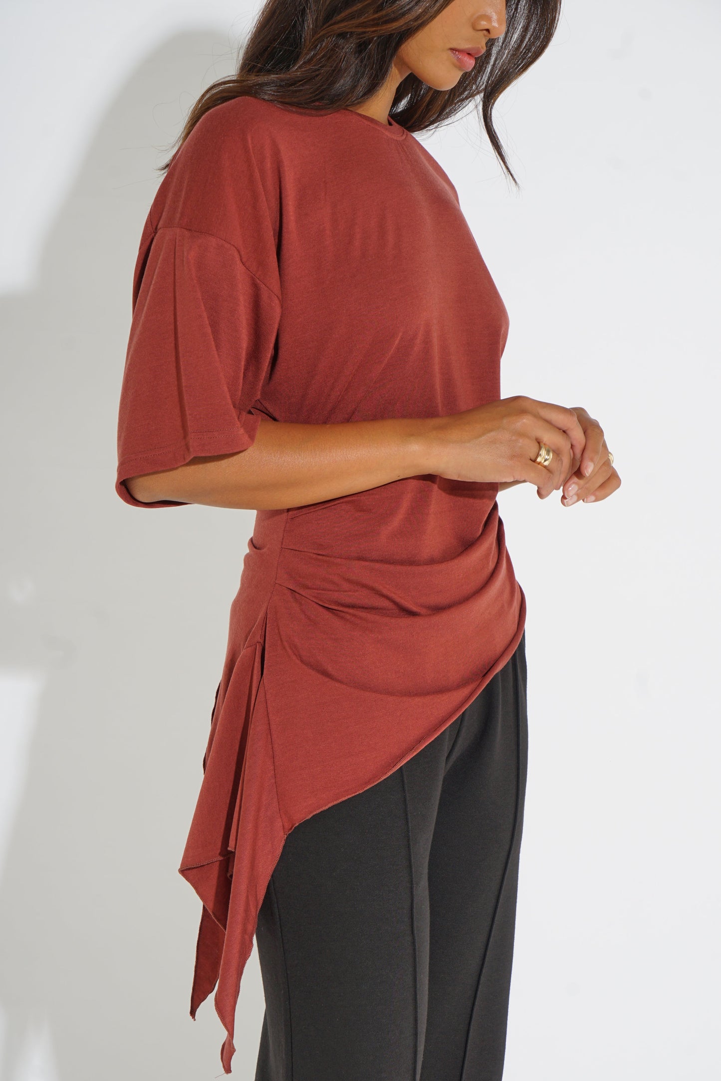 RUCHED TIE-SIDE ASYMMETRIC T-SHIRT SILKROAD DAUGHTERS