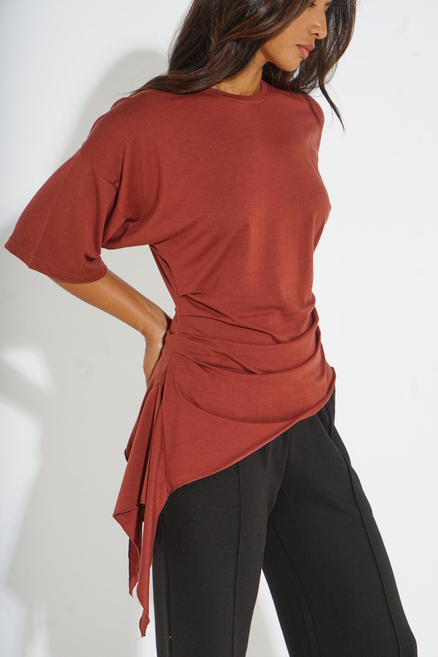 RUCHED TIE-SIDE ASYMMETRIC T-SHIRT SILKROAD DAUGHTERS