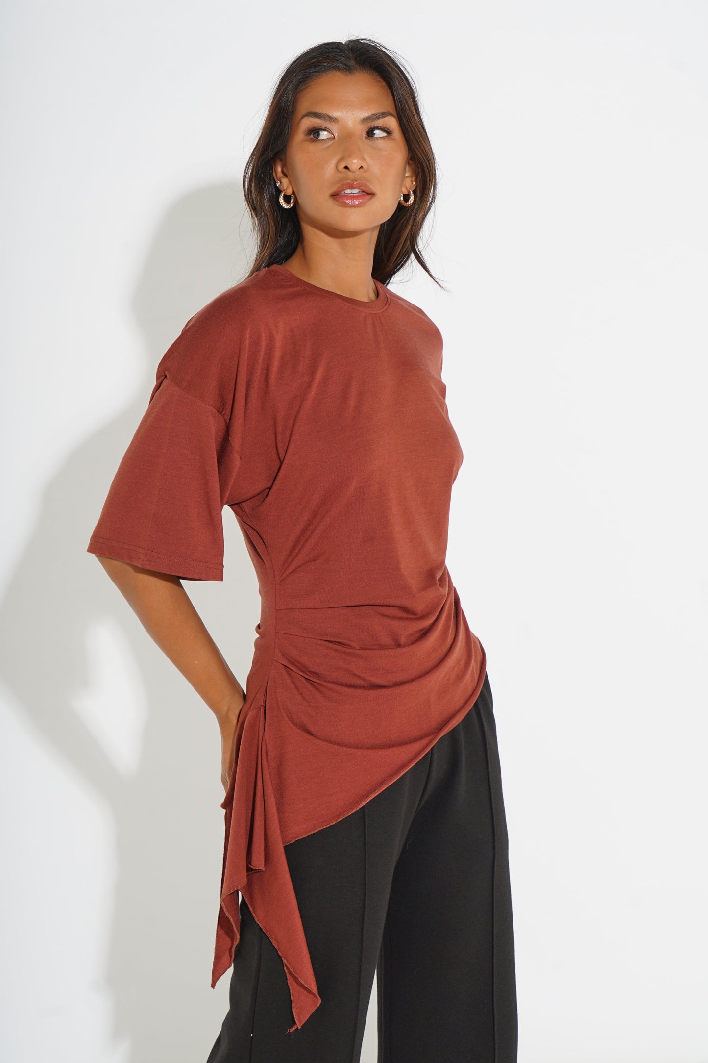 RUCHED TIE-SIDE ASYMMETRIC T-SHIRT SILKROAD DAUGHTERS