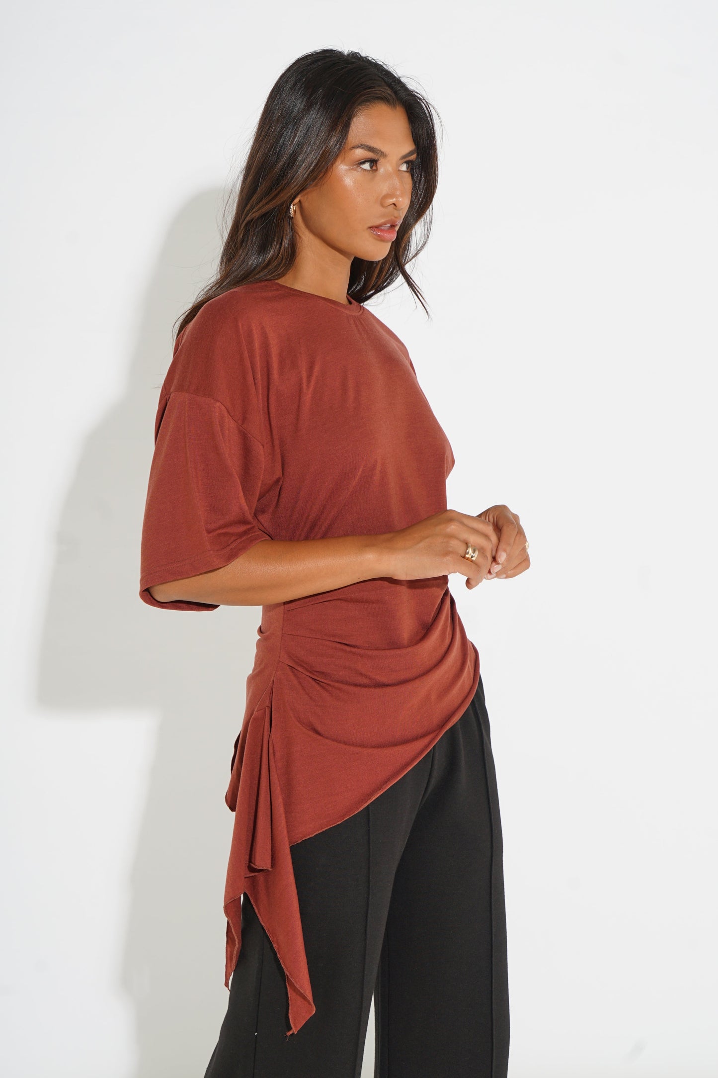 RUCHED TIE-SIDE ASYMMETRIC T-SHIRT SILKROAD DAUGHTERS