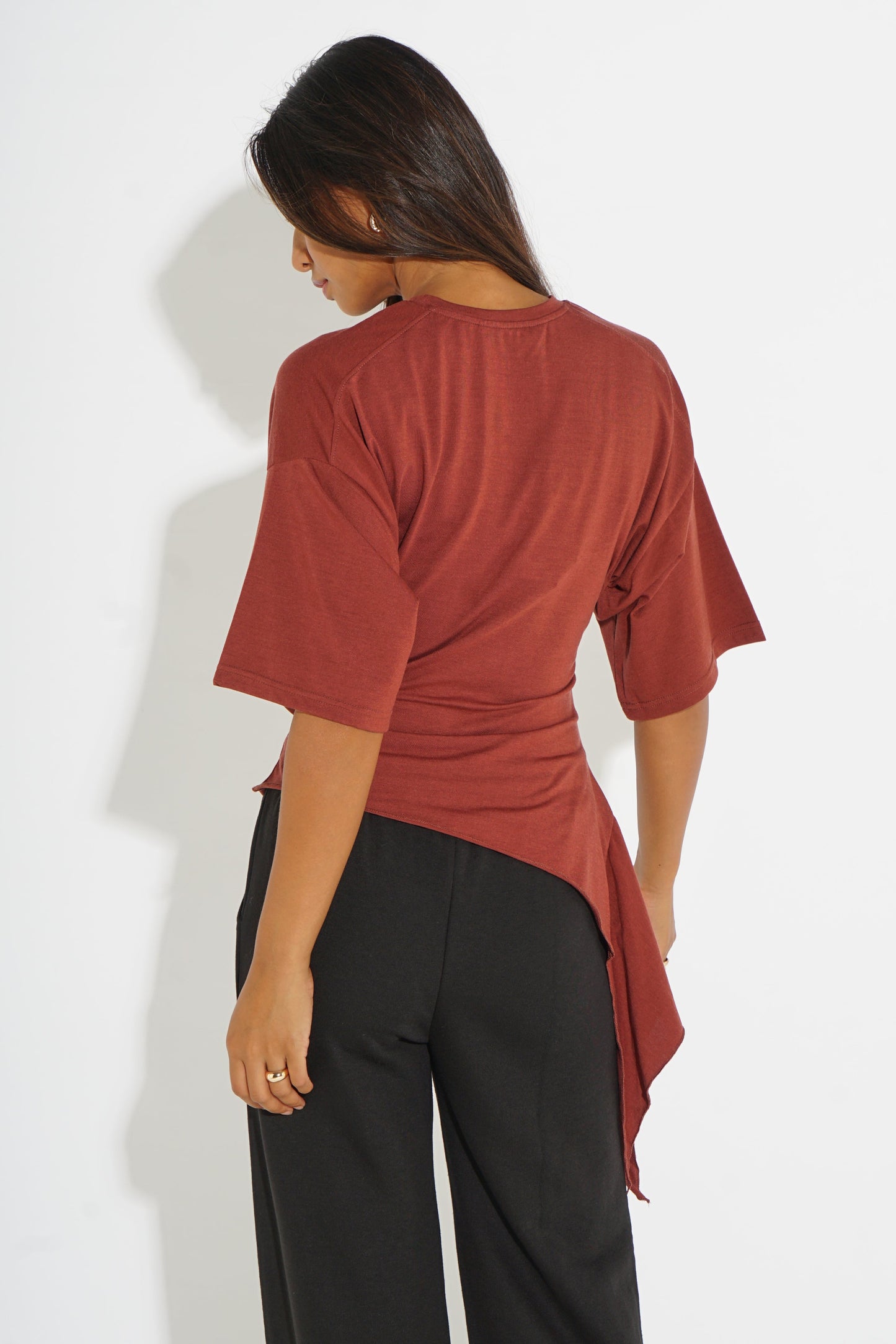 RUCHED TIE-SIDE ASYMMETRIC T-SHIRT SILKROAD DAUGHTERS