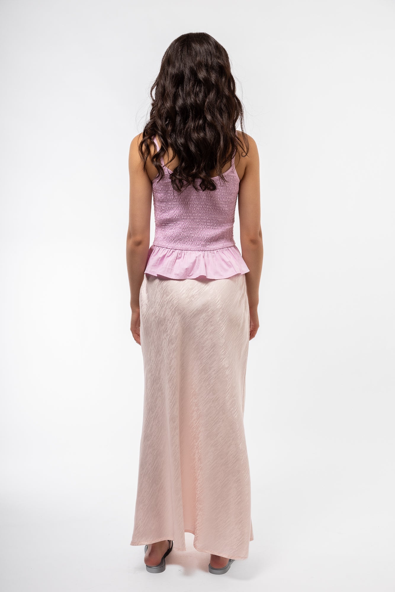 Back profile of the shirring bow tank top in pink 