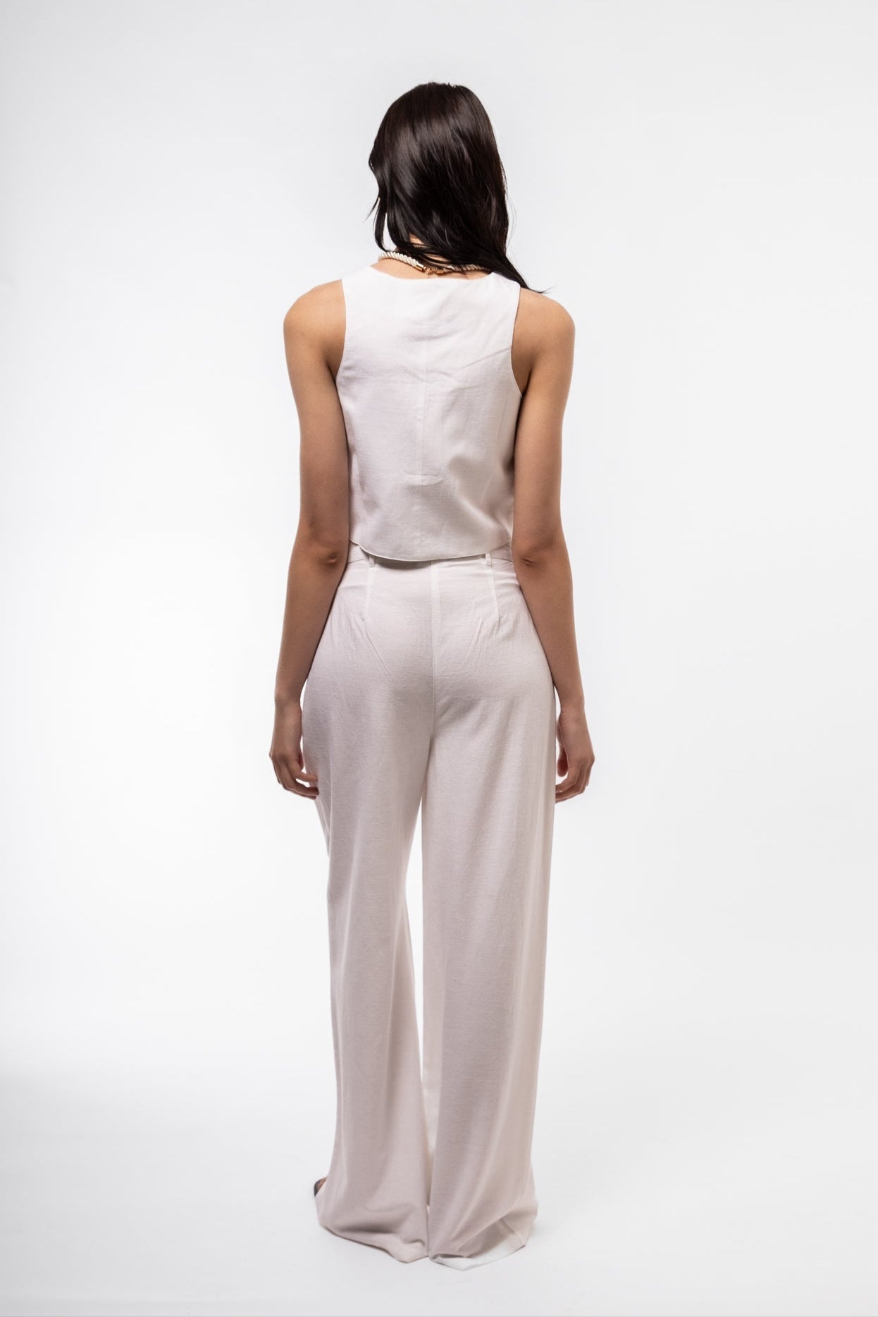 Back side of the white lien trousers with model 