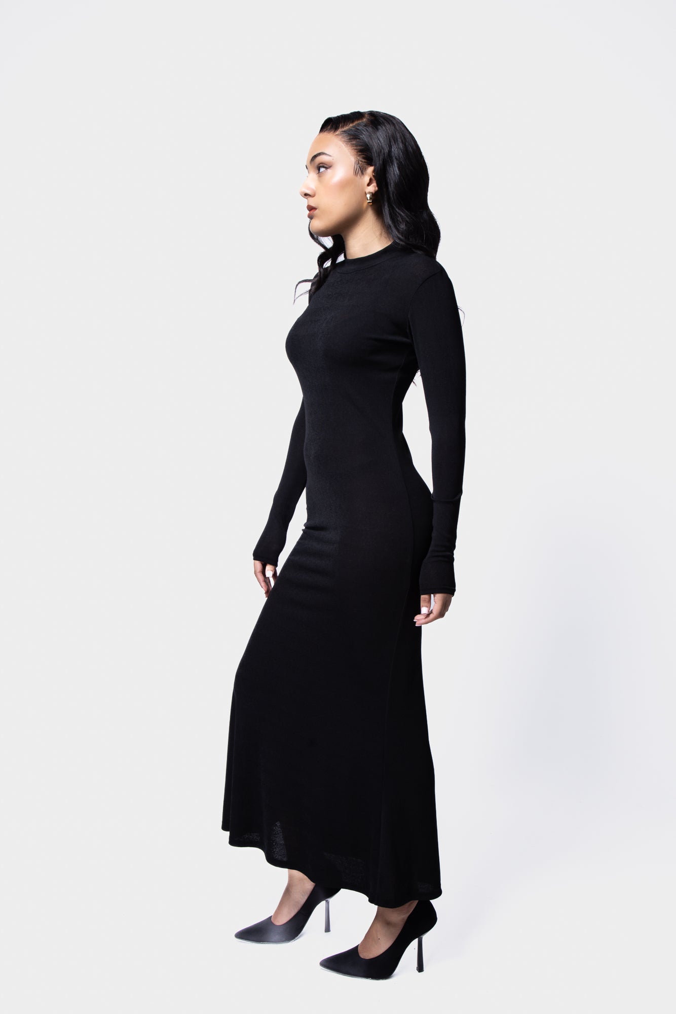 Elegant knit maxi dress with long sleeves and a sheer fabric