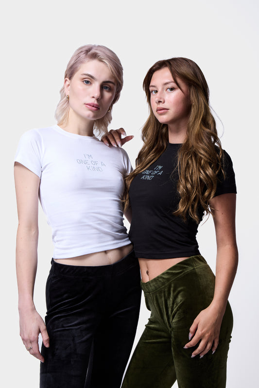 MODELS WEARING I'M ONE OF A KIND GRAPHIC TEE 